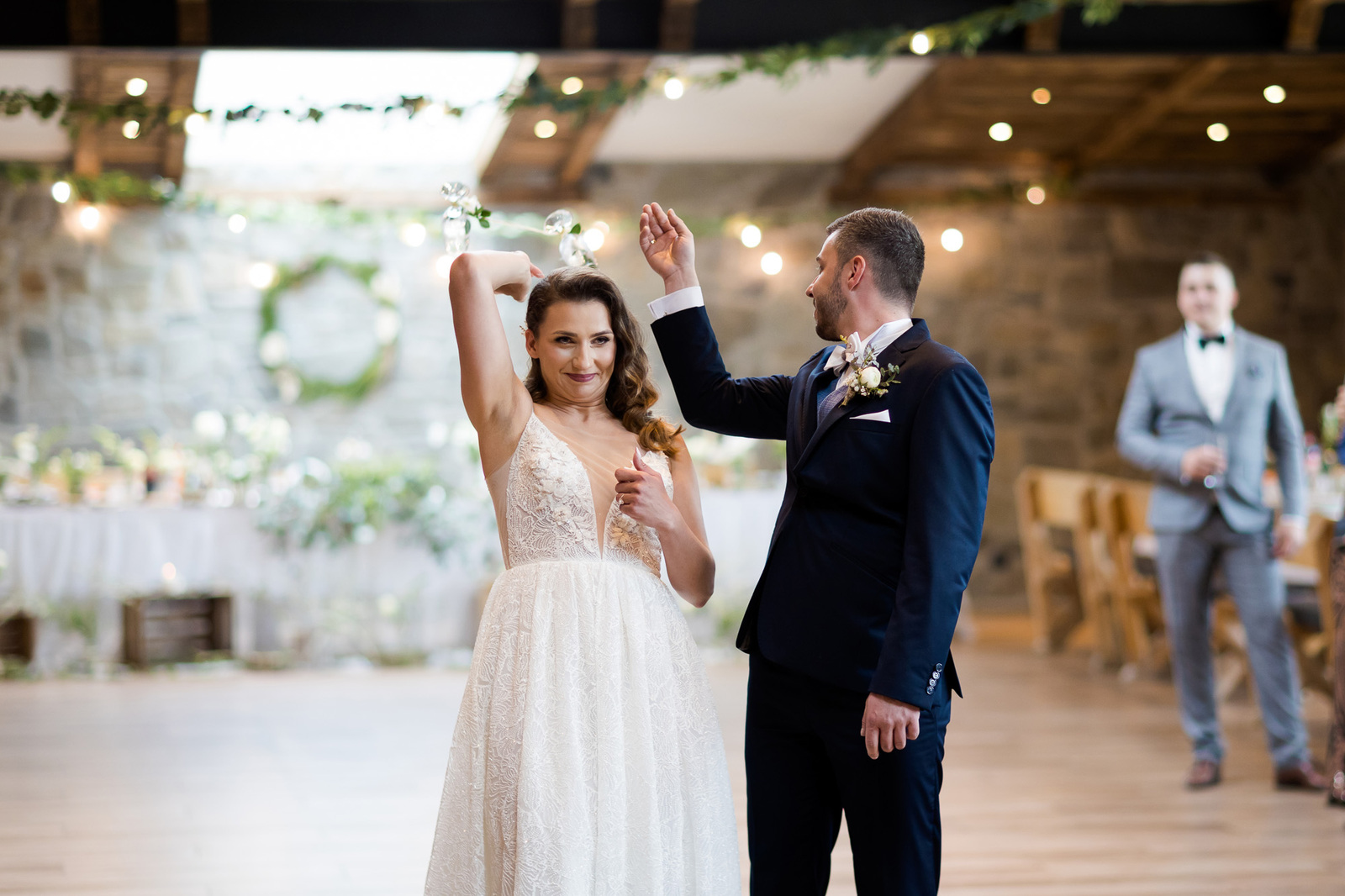 Ślub i wesele w drewnianej chacie - Magda i Paweł pobrali się w Gościńcu Szumnym w Jaworzu