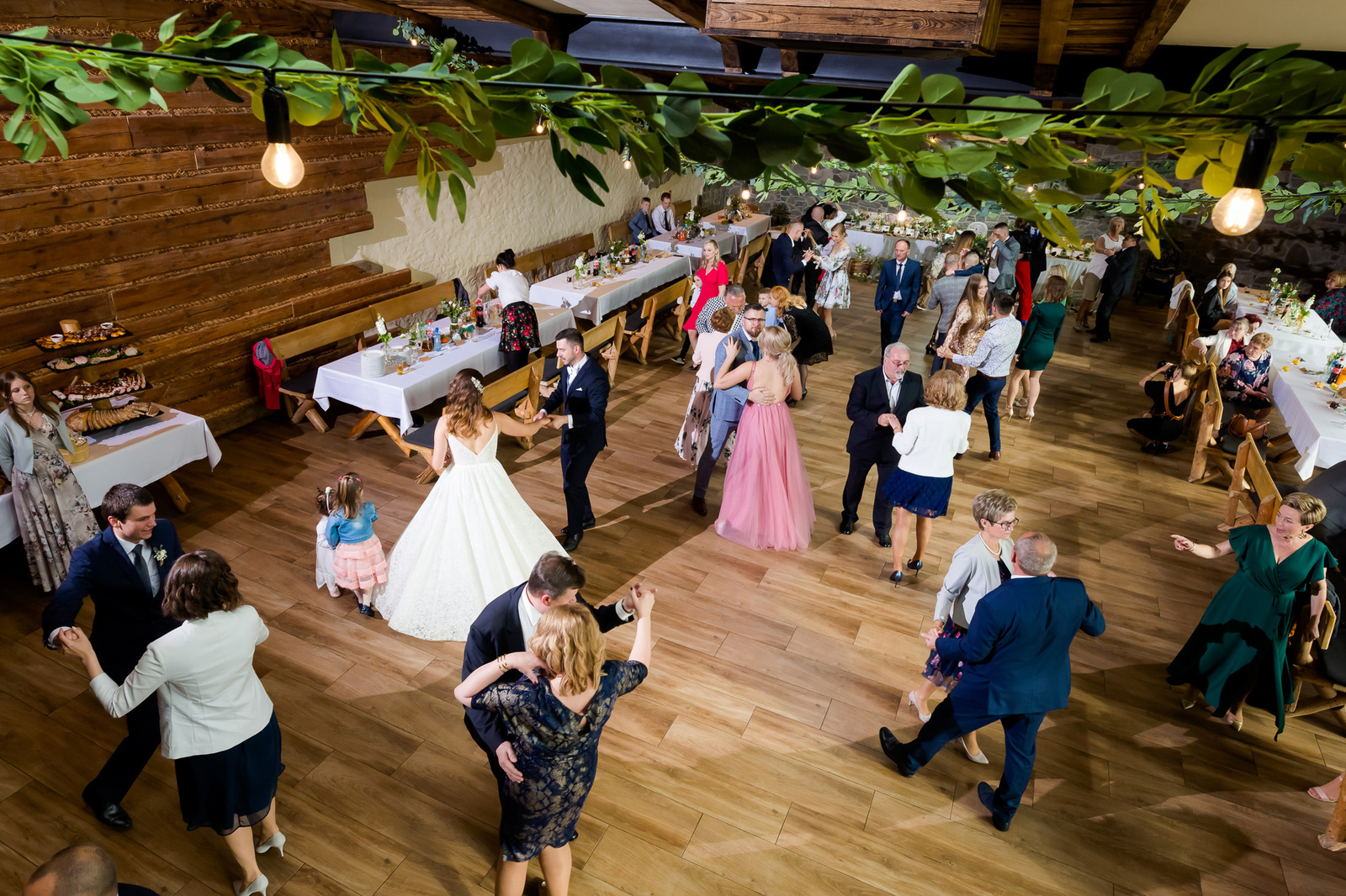 Ślub i wesele w drewnianej chacie - Magda i Paweł pobrali się w Gościńcu Szumnym w Jaworzu