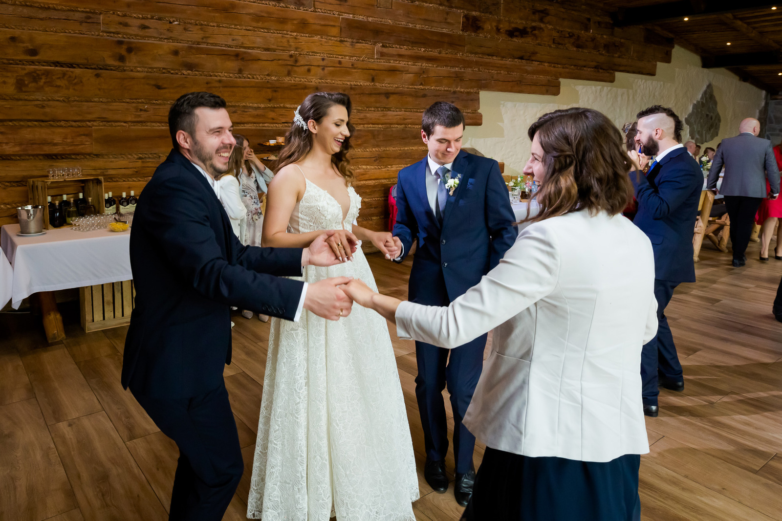 Ślub i wesele w drewnianej chacie - Magda i Paweł pobrali się w Gościńcu Szumnym w Jaworzu