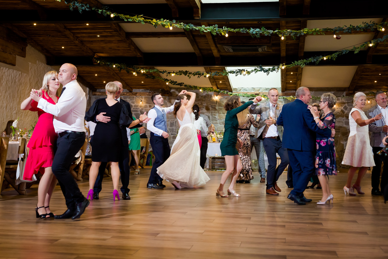 Ślub i wesele w drewnianej chacie - Magda i Paweł pobrali się w Gościńcu Szumnym w Jaworzu