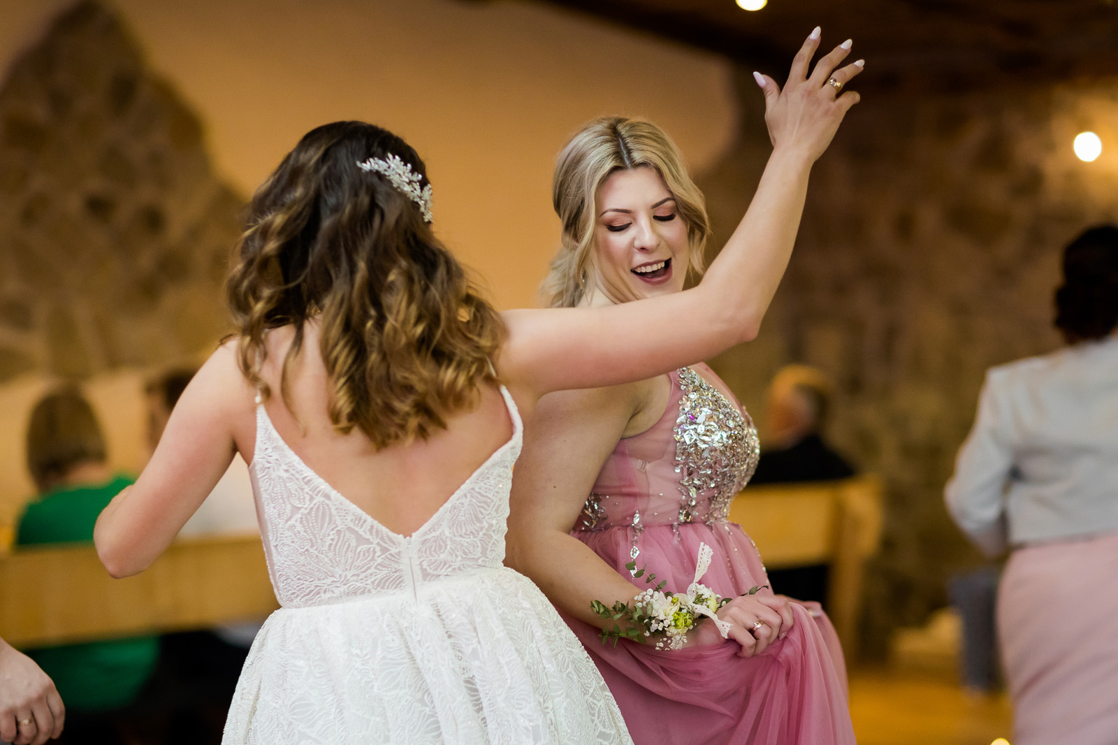 Ślub i wesele w drewnianej chacie - Magda i Paweł pobrali się w Gościńcu Szumnym w Jaworzu