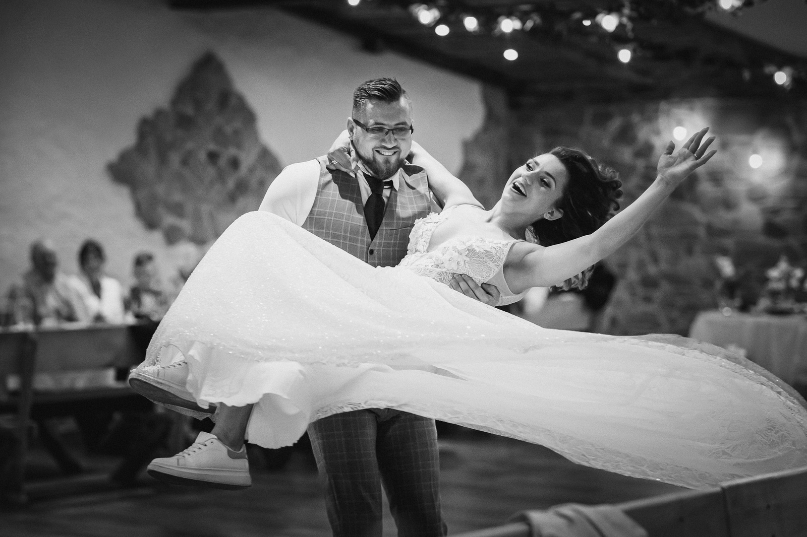 Ślub i wesele w drewnianej chacie - Magda i Paweł pobrali się w Gościńcu Szumnym w Jaworzu