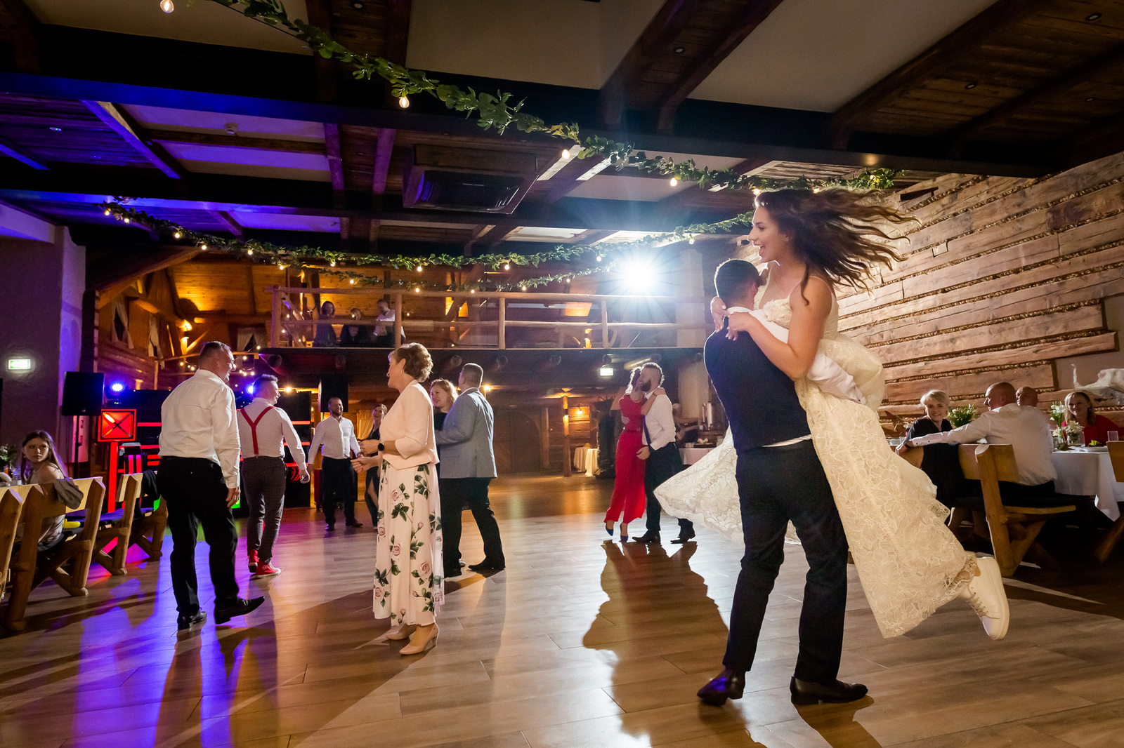 Ślub i wesele w drewnianej chacie - Magda i Paweł pobrali się w Gościńcu Szumnym w Jaworzu