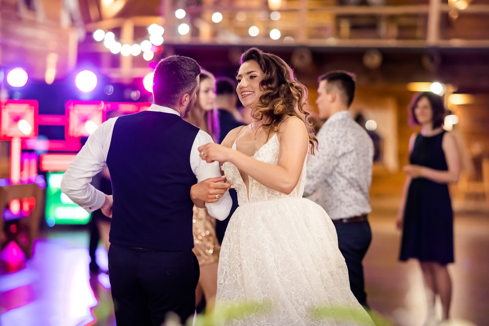 Ślub i wesele w drewnianej chacie - Magda i Paweł pobrali się w Gościńcu Szumnym w Jaworzu