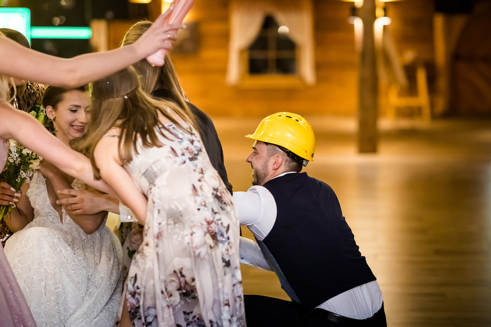 Ślub i wesele w drewnianej chacie - Magda i Paweł pobrali się w Gościńcu Szumnym w Jaworzu