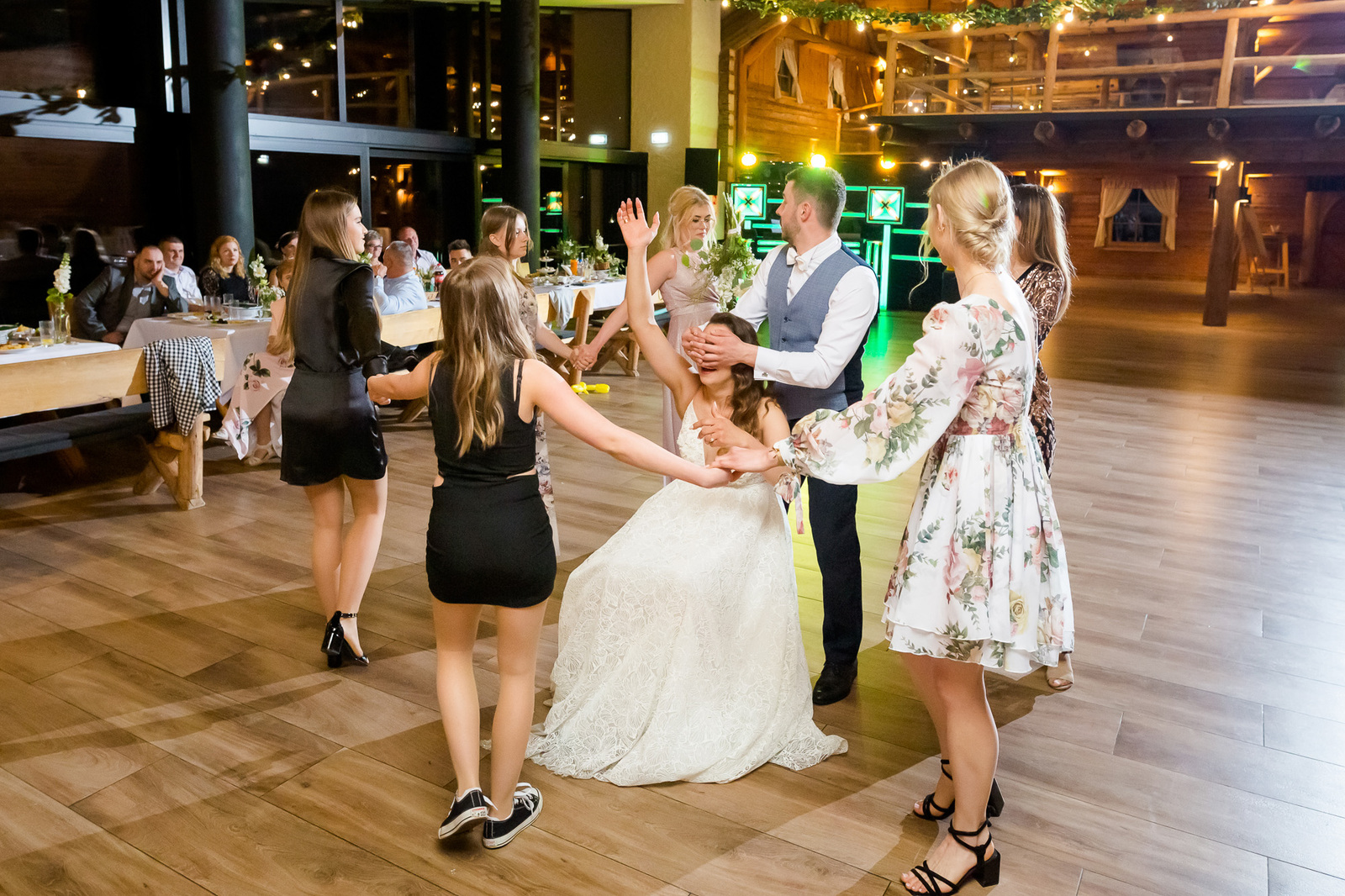 Ślub i wesele w drewnianej chacie - Magda i Paweł pobrali się w Gościńcu Szumnym w Jaworzu