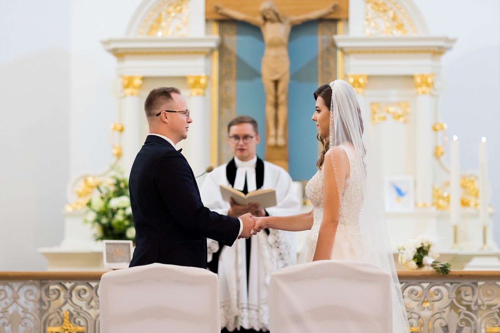 Zdjęcia z wesela Magdy i Rafała : Ślub w pięknym kościele w Goleszowie, przyjęcie w Dworku Stara Cynkownia w Czechowicach. Fotografia ślubna Śląsk