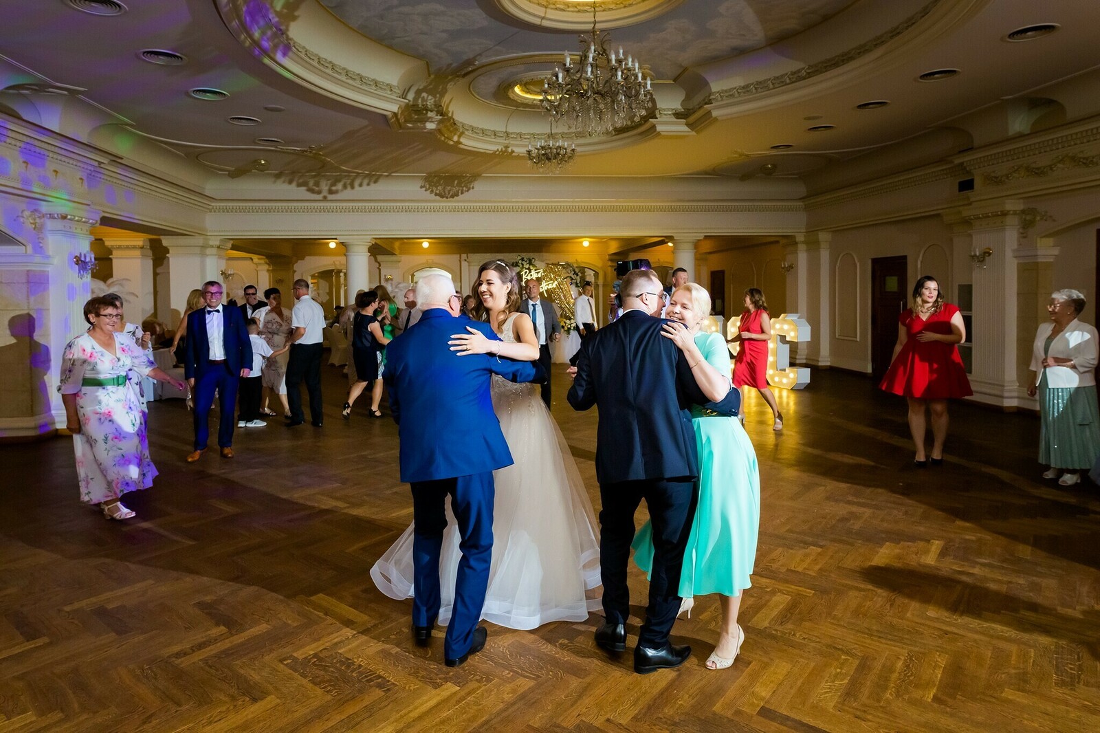 Zdjęcia z wesela Magdy i Rafała : Ślub w pięknym kościele w Goleszowie, przyjęcie w Dworku Stara Cynkownia w Czechowicach. Fotografia ślubna Śląsk