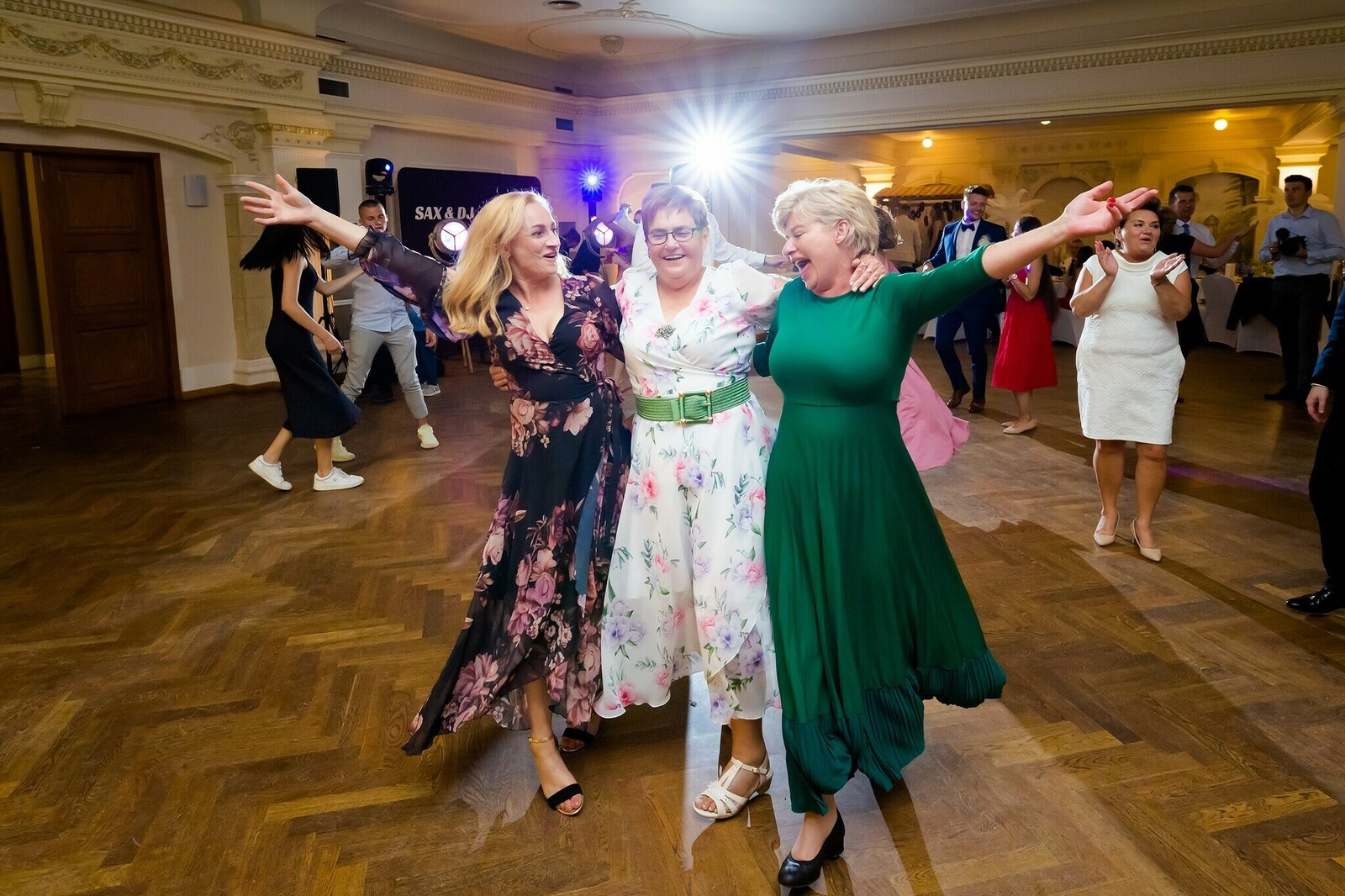 Zdjęcia z wesela Magdy i Rafała : Ślub w pięknym kościele w Goleszowie, przyjęcie w Dworku Stara Cynkownia w Czechowicach. Fotografia ślubna Śląsk