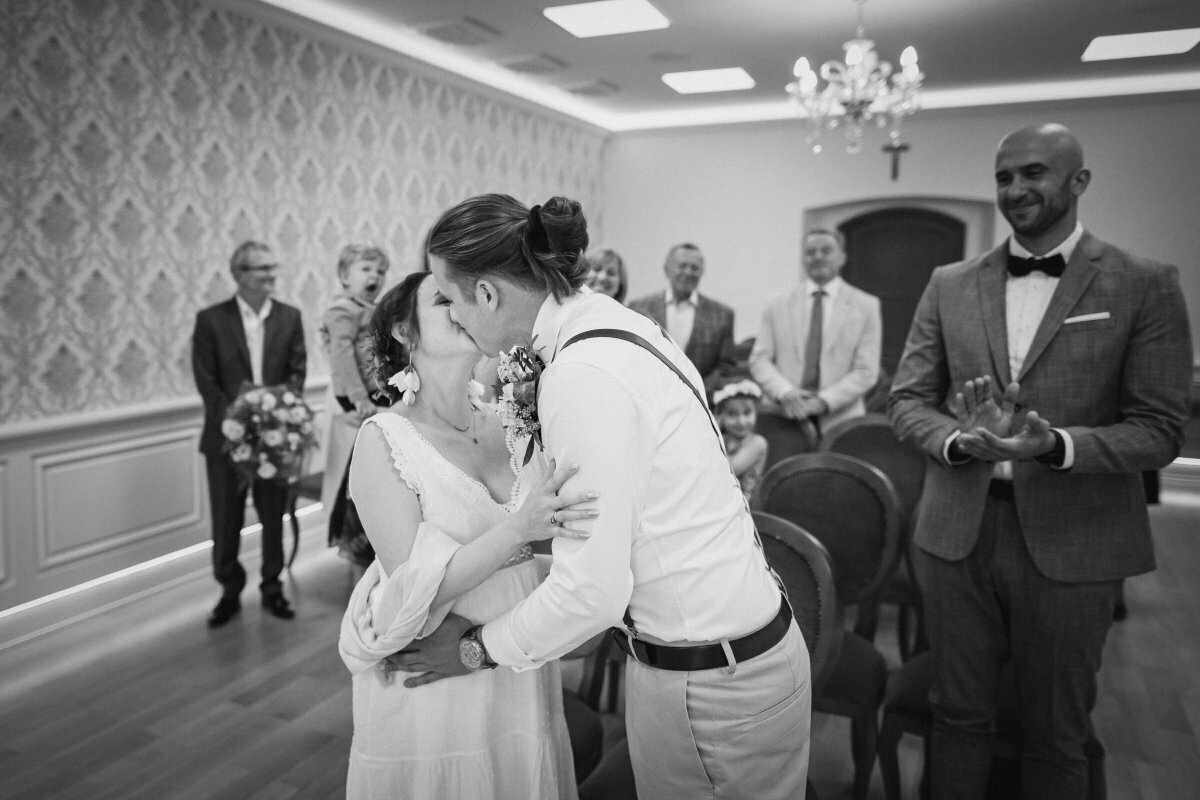 ślub w strumieniu, slub w strumieniu, fotograf slubny slask, zdjecia slubne slask, fotograf na slub slask, zdjecia slubne strumien, fotografia slubna strumien, fotografia slubna slask, fotografia slubna katowice, zdjecia slubne katowice, fotograf slubny katowice, fotografia slubna gliwice, fotograf slubny gliwice, zdjecia slubne bielsko, zdjecia slubne mikolow, fotografia slubna bielsko, dwoch fotografow na slub, fotografia slubna krakow, fotograf na slub krakow, zdjecia slubne krakow