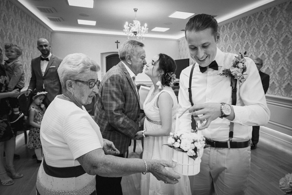 ślub w strumieniu, slub w strumieniu, fotograf slubny slask, zdjecia slubne slask, fotograf na slub slask, zdjecia slubne strumien, fotografia slubna strumien, fotografia slubna slask, fotografia slubna katowice, zdjecia slubne katowice, fotograf slubny katowice, fotografia slubna gliwice, fotograf slubny gliwice, zdjecia slubne bielsko, zdjecia slubne mikolow, fotografia slubna bielsko, dwoch fotografow na slub, fotografia slubna krakow, fotograf na slub krakow, zdjecia slubne krakow