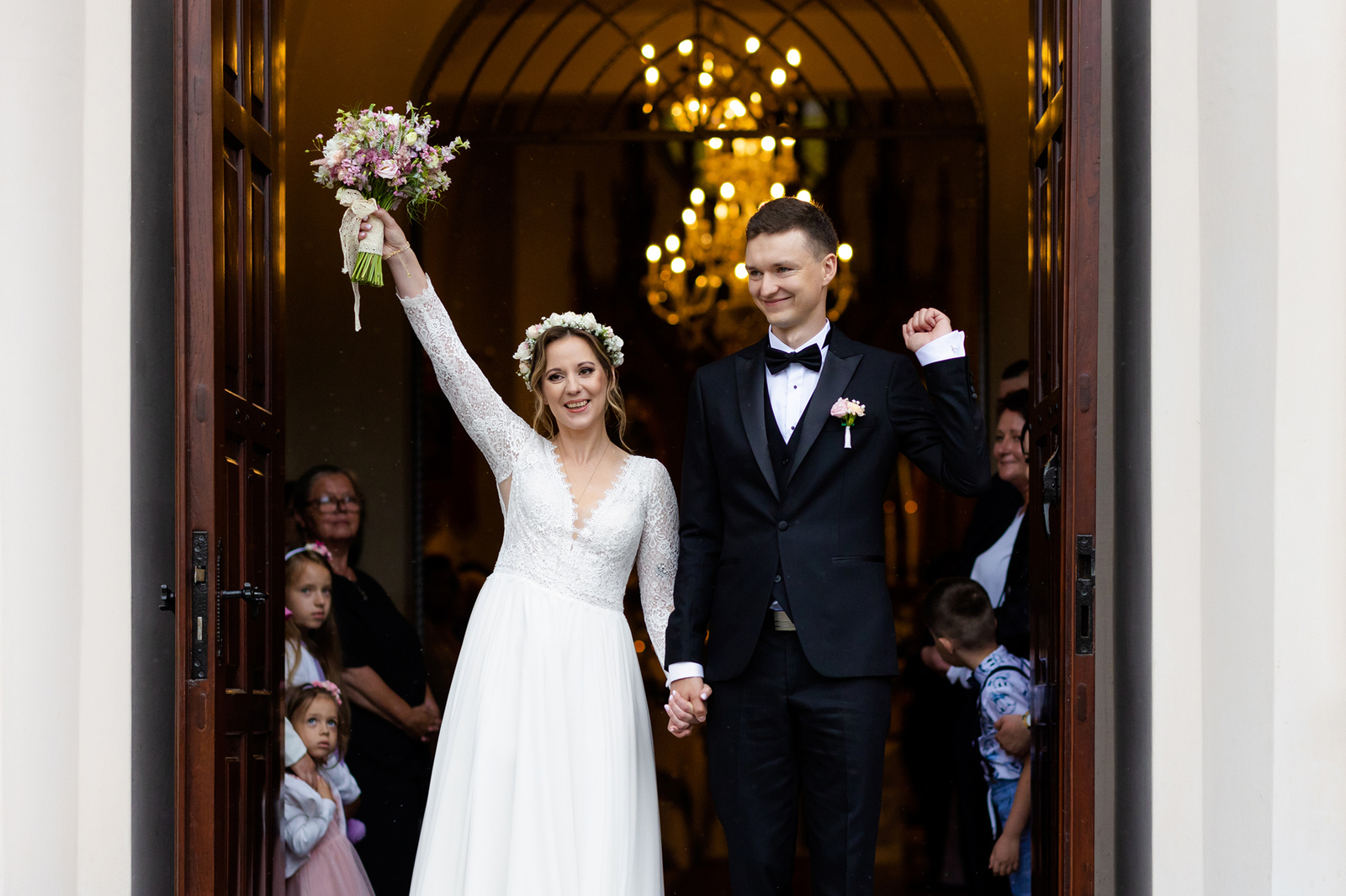 Dorota i Marcin wzięli ślub Dankowice - szczęśliwa Młoda Para wychodzi z kościoła