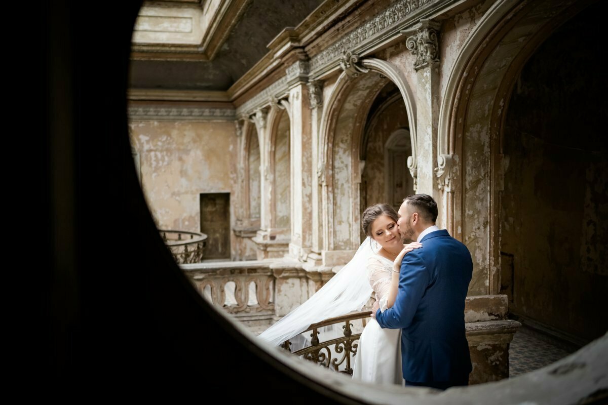 zdjecia slubne w palacu, sesja slubna w palacu w krowiarkach, plener w palacu w krowiarkach, sesja krowiarki, plener krowiarki, zdjecia slubne bielsko, fotografia slubna bielsko, sesja slubna w starym palacu, plener slubny w opuszczonym palacu, www.magiaobrazu.com, fotografia slubna Krakow, fotografia slubna slask, zdjecia slubne krakow, fotograf slubny slask, dwoch fotografow na slub, fotograf czechowice, zdjecia slubne bielsko, fotografia slubna bielsko,