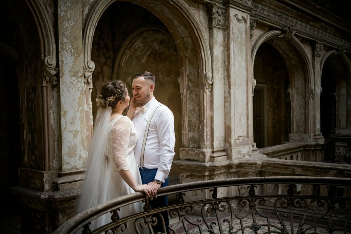 zdjecia slubne w palacu, sesja slubna w palacu w krowiarkach, plener w palacu w krowiarkach, sesja krowiarki, plener krowiarki, zdjecia slubne bielsko, fotografia slubna bielsko, sesja slubna w starym palacu, plener slubny w opuszczonym palacu, www.magiaobrazu.com, fotografia slubna Krakow, fotografia slubna slask, zdjecia slubne krakow, fotograf slubny slask, dwoch fotografow na slub, fotograf czechowice, zdjecia slubne bielsko, fotografia slubna bielsko,