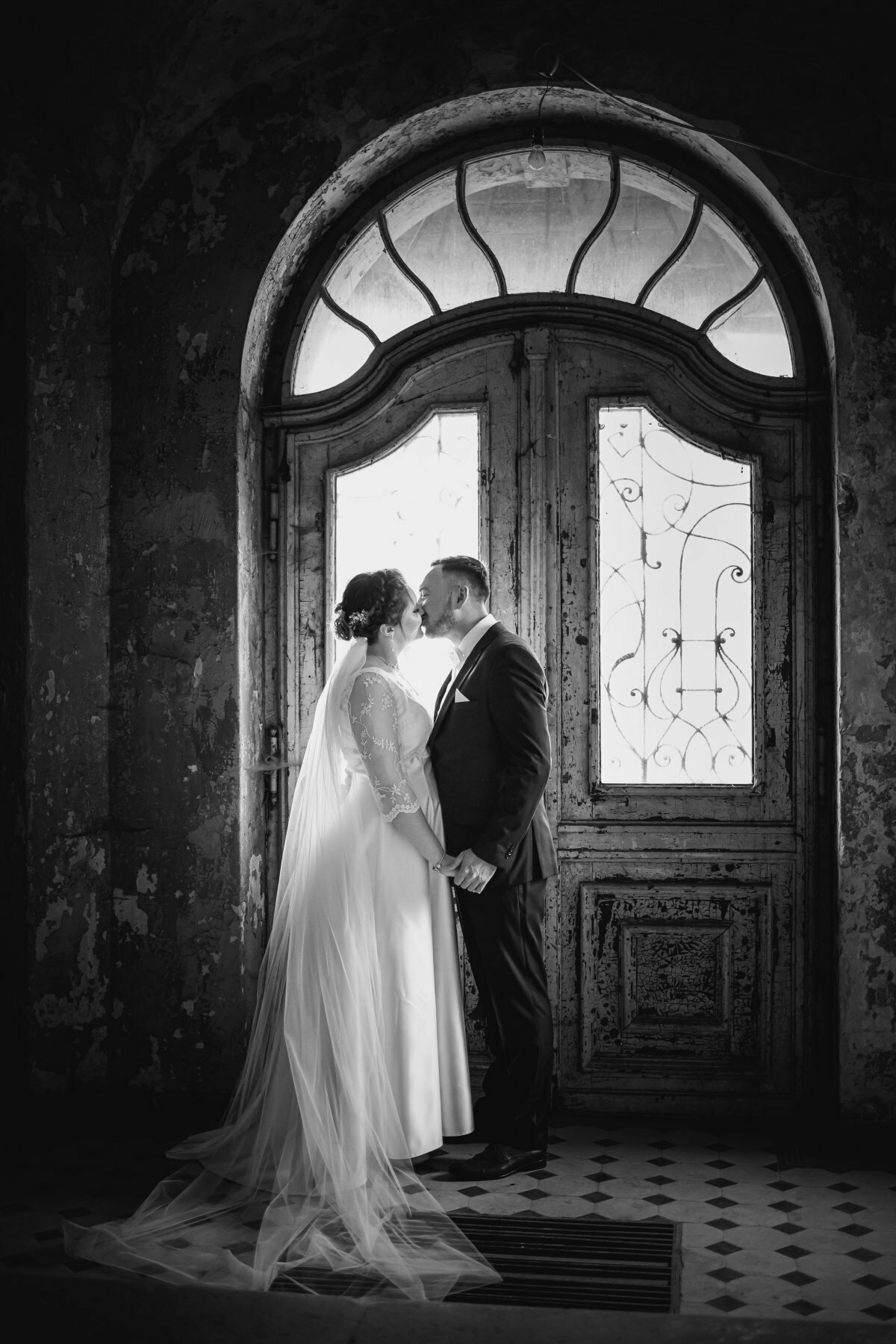 zdjecia slubne w palacu, sesja slubna w palacu w krowiarkach, plener w palacu w krowiarkach, sesja krowiarki, plener krowiarki, zdjecia slubne bielsko, fotografia slubna bielsko, sesja slubna w starym palacu, plener slubny w opuszczonym palacu, www.magiaobrazu.com, fotografia slubna Krakow, fotografia slubna slask, zdjecia slubne krakow, fotograf slubny slask, dwoch fotografow na slub, fotograf czechowice, zdjecia slubne bielsko, fotografia slubna bielsko,