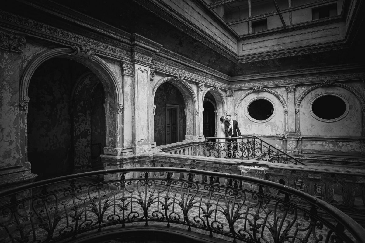 zdjecia slubne w palacu, sesja slubna w palacu w krowiarkach, plener w palacu w krowiarkach, sesja krowiarki, plener krowiarki, zdjecia slubne bielsko, fotografia slubna bielsko, sesja slubna w starym palacu, plener slubny w opuszczonym palacu, www.magiaobrazu.com, fotografia slubna Krakow, fotografia slubna slask, zdjecia slubne krakow, fotograf slubny slask, dwoch fotografow na slub, fotograf czechowice, zdjecia slubne bielsko, fotografia slubna bielsko,