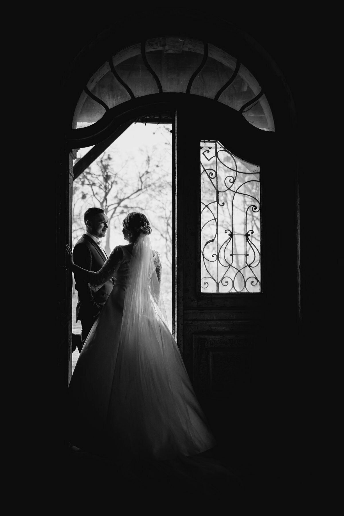 zdjecia slubne w palacu, sesja slubna w palacu w krowiarkach, plener w palacu w krowiarkach, sesja krowiarki, plener krowiarki, zdjecia slubne bielsko, fotografia slubna bielsko, sesja slubna w starym palacu, plener slubny w opuszczonym palacu, www.magiaobrazu.com, fotografia slubna Krakow, fotografia slubna slask, zdjecia slubne krakow, fotograf slubny slask, dwoch fotografow na slub, fotograf czechowice, zdjecia slubne bielsko, fotografia slubna bielsko,