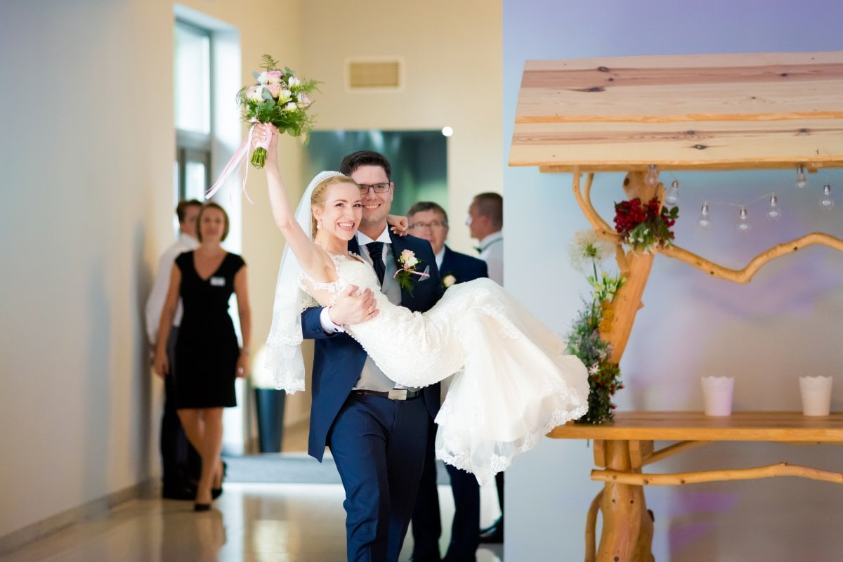 Zdjęcia ślubne Żywiec, wesele laguna zywiec, wesele w lagunie w zywcu, slub na jasnej gorce w slemieniu, slub jasna gorka slemien, fotograf na slub zywiec, slub polsko-francuski, sesja slubna z samochodem, cadillac na slub, fotograf na slub zywiec, fotografia slubna zywiec, zdjecia slubne slask, fotograf slubny slask, fotograf na wesele slask, fotograf slubny zywiec, fotografia slubna slask, fotograf slubny katowice, zdjecia slubne bielsko, fotografia slubna bielsko, dwoch fotografow na slub, fotografia slubna krakow, fotograf na slub krakow, zdjecia slubne krakow,