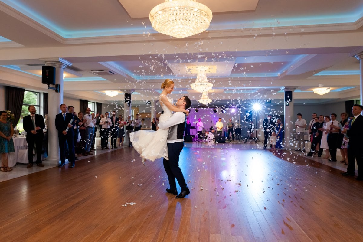 Zdjęcia ślubne Żywiec, wesele laguna zywiec, wesele w lagunie w zywcu, slub na jasnej gorce w slemieniu, slub jasna gorka slemien, fotograf na slub zywiec, slub polsko-francuski, sesja slubna z samochodem, cadillac na slub, fotograf na slub zywiec, fotografia slubna zywiec, zdjecia slubne slask, fotograf slubny slask, fotograf na wesele slask, fotograf slubny zywiec, fotografia slubna slask, fotograf slubny katowice, zdjecia slubne bielsko, fotografia slubna bielsko, dwoch fotografow na slub, fotografia slubna krakow, fotograf na slub krakow, zdjecia slubne krakow,