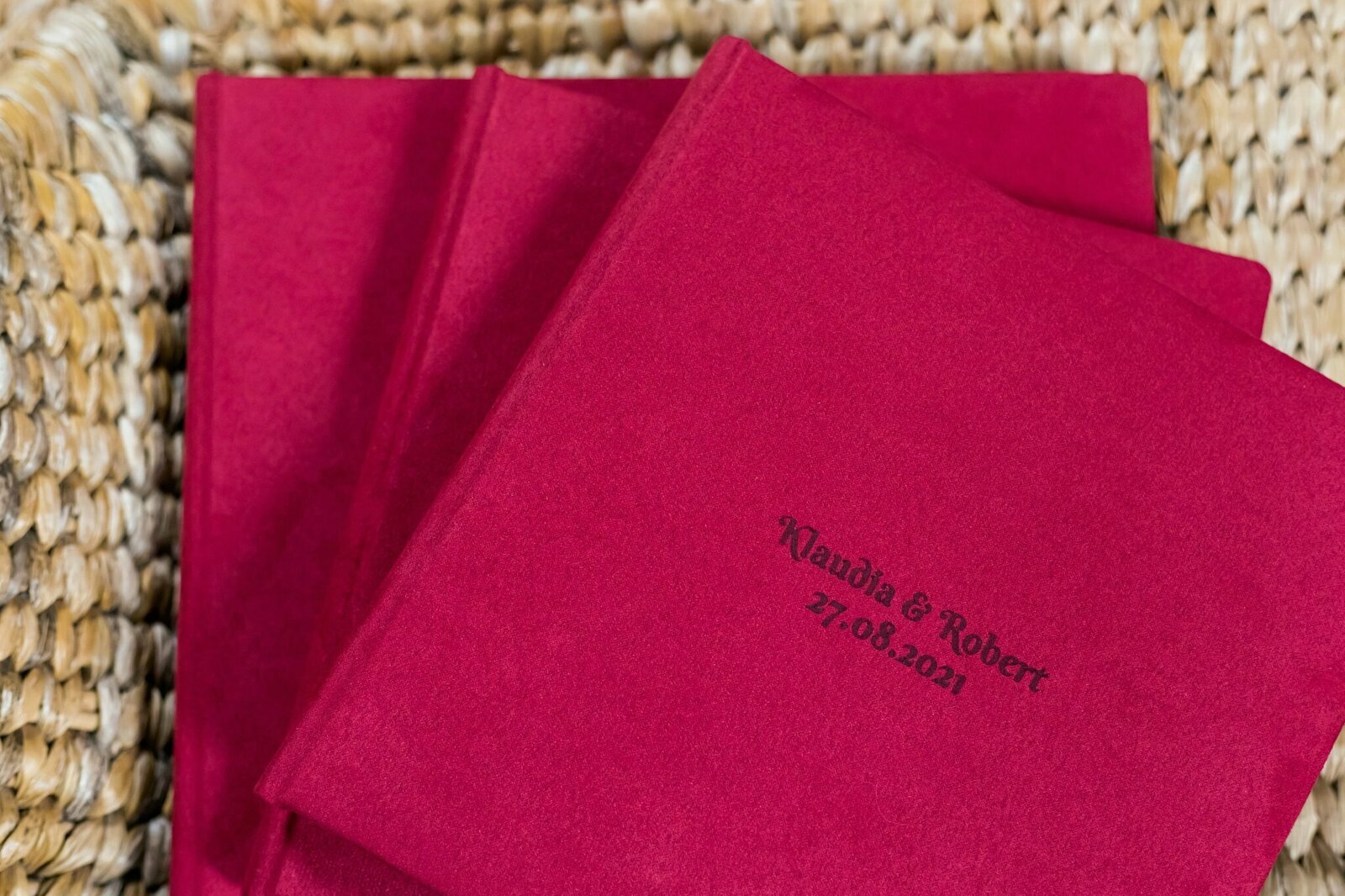 Zestaw fotoalbumów dla rodziców , to ekskluzywne albumy oprawione w czerwoną okładkę z aksamitu, z grawerem na środku