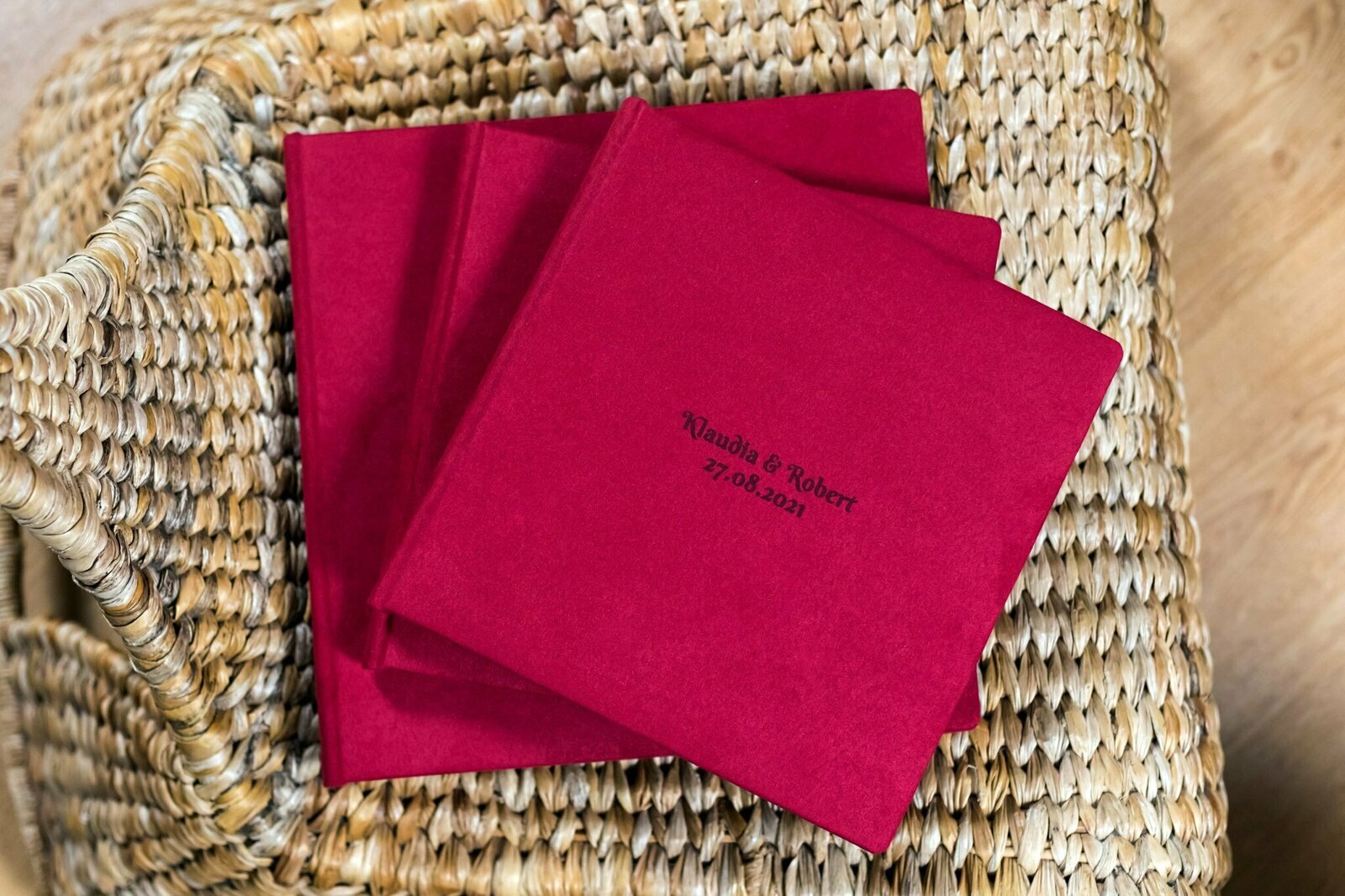 Zestaw fotoalbumów dla rodziców , to ekskluzywne albumy oprawione w czerwoną okładkę z aksamitu, z grawerem na środku