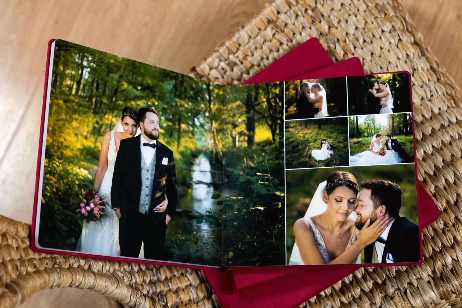 Zestaw fotoalbumów dla rodziców , to ekskluzywne albumy oprawione w czerwoną okładkę z aksamitu, z grawerem na środku