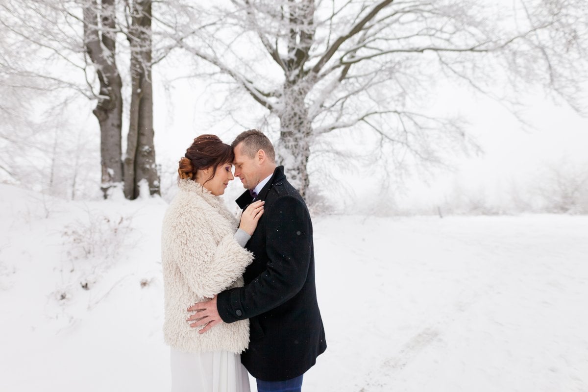 zimowy plener ślubny beskidy, zimowa sesja slubna slask, zimowy plener slubny slask ,plener slubny w beskidach, sesja slubna beskidy, sesja slubna na rownicy, plener slubny na rownicy, fotografia slubna zywiec, zdjecia slubne zywiec, plener slubny beskidy, fotografia slubna slask, fotograf na slub slask, zdjecia slubne slask, fotografia slubna bielsko, zdjecia slubne bielsko, fotografowie slubni, dwoch fotografow na slub, www.magiaobrazu.com,