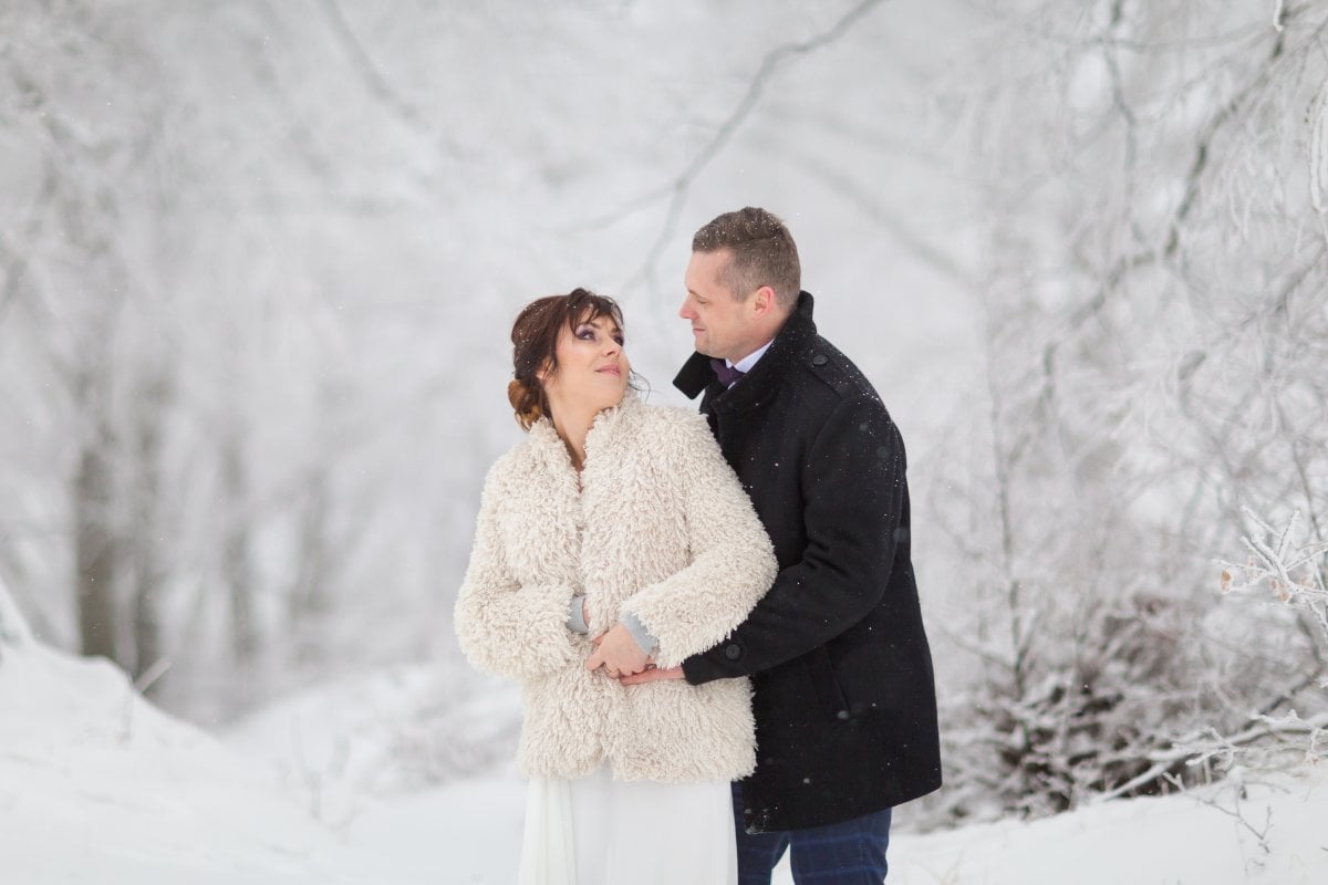 zimowy plener ślubny beskidy, zimowa sesja slubna slask, zimowy plener slubny slask ,plener slubny w beskidach, sesja slubna beskidy, sesja slubna na rownicy, plener slubny na rownicy, fotografia slubna zywiec, zdjecia slubne zywiec, plener slubny beskidy, fotografia slubna slask, fotograf na slub slask, zdjecia slubne slask, fotografia slubna bielsko, zdjecia slubne bielsko, fotografowie slubni, dwoch fotografow na slub, www.magiaobrazu.com,