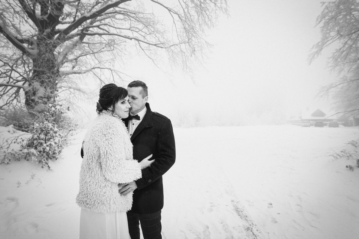 zimowy plener ślubny beskidy, zimowa sesja slubna slask, zimowy plener slubny slask ,plener slubny w beskidach, sesja slubna beskidy, sesja slubna na rownicy, plener slubny na rownicy, fotografia slubna zywiec, zdjecia slubne zywiec, plener slubny beskidy, fotografia slubna slask, fotograf na slub slask, zdjecia slubne slask, fotografia slubna bielsko, zdjecia slubne bielsko, fotografowie slubni, dwoch fotografow na slub, www.magiaobrazu.com,