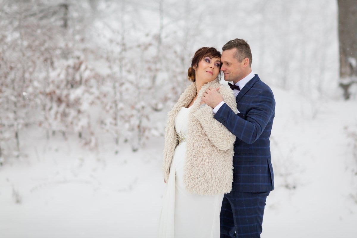 zimowy plener ślubny beskidy, zimowa sesja slubna slask, zimowy plener slubny slask ,plener slubny w beskidach, sesja slubna beskidy, sesja slubna na rownicy, plener slubny na rownicy, fotografia slubna zywiec, zdjecia slubne zywiec, plener slubny beskidy, fotografia slubna slask, fotograf na slub slask, zdjecia slubne slask, fotografia slubna bielsko, zdjecia slubne bielsko, fotografowie slubni, dwoch fotografow na slub, www.magiaobrazu.com,