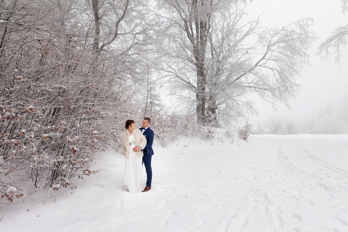 zimowy plener ślubny beskidy, zimowa sesja slubna slask, zimowy plener slubny slask ,plener slubny w beskidach, sesja slubna beskidy, sesja slubna na rownicy, plener slubny na rownicy, fotografia slubna zywiec, zdjecia slubne zywiec, plener slubny beskidy, fotografia slubna slask, fotograf na slub slask, zdjecia slubne slask, fotografia slubna bielsko, zdjecia slubne bielsko, fotografowie slubni, dwoch fotografow na slub, www.magiaobrazu.com,