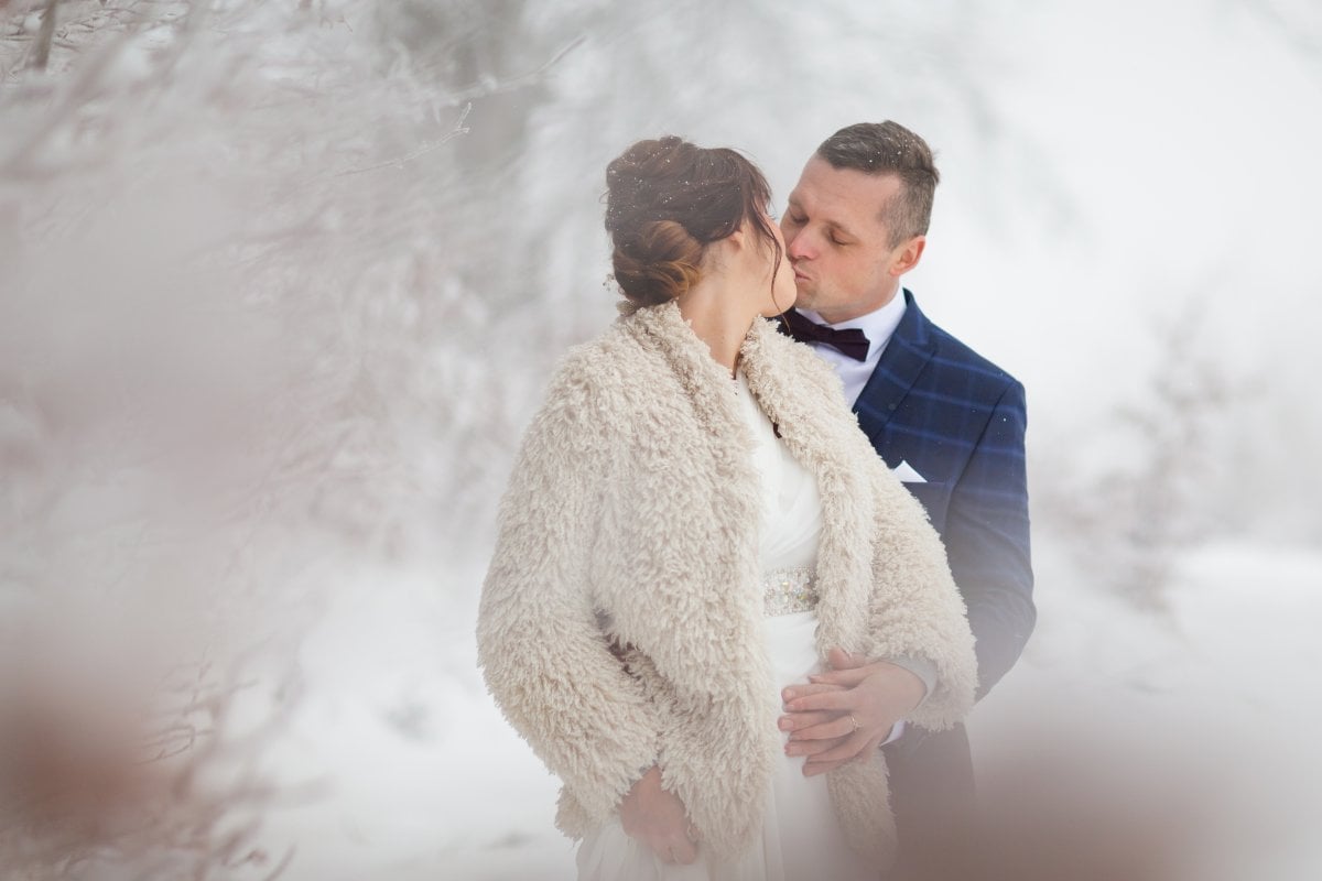 zimowy plener ślubny beskidy, zimowa sesja slubna slask, zimowy plener slubny slask ,plener slubny w beskidach, sesja slubna beskidy, sesja slubna na rownicy, plener slubny na rownicy, fotografia slubna zywiec, zdjecia slubne zywiec, plener slubny beskidy, fotografia slubna slask, fotograf na slub slask, zdjecia slubne slask, fotografia slubna bielsko, zdjecia slubne bielsko, fotografowie slubni, dwoch fotografow na slub, www.magiaobrazu.com,