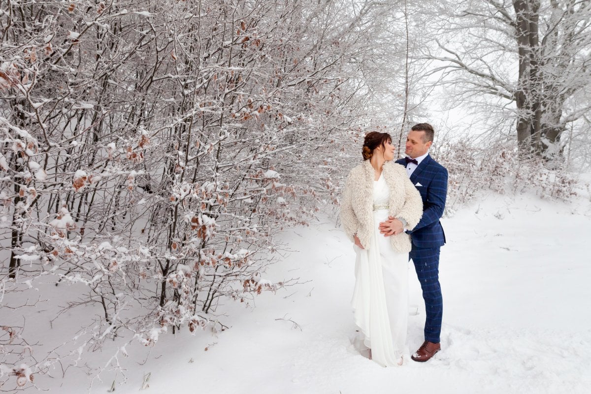 zimowy plener ślubny beskidy, zimowa sesja slubna slask, zimowy plener slubny slask ,plener slubny w beskidach, sesja slubna beskidy, sesja slubna na rownicy, plener slubny na rownicy, fotografia slubna zywiec, zdjecia slubne zywiec, plener slubny beskidy, fotografia slubna slask, fotograf na slub slask, zdjecia slubne slask, fotografia slubna bielsko, zdjecia slubne bielsko, fotografowie slubni, dwoch fotografow na slub, www.magiaobrazu.com,