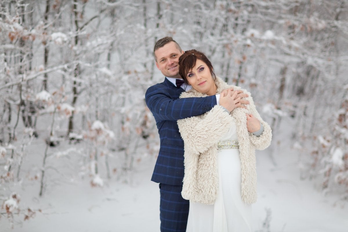 zimowy plener ślubny beskidy, zimowa sesja slubna slask, zimowy plener slubny slask ,plener slubny w beskidach, sesja slubna beskidy, sesja slubna na rownicy, plener slubny na rownicy, fotografia slubna zywiec, zdjecia slubne zywiec, plener slubny beskidy, fotografia slubna slask, fotograf na slub slask, zdjecia slubne slask, fotografia slubna bielsko, zdjecia slubne bielsko, fotografowie slubni, dwoch fotografow na slub, www.magiaobrazu.com,