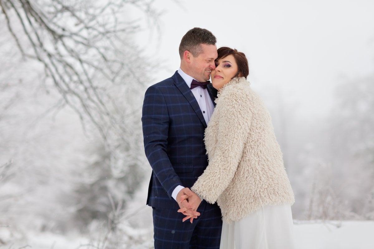 zimowy plener ślubny beskidy, zimowa sesja slubna slask, zimowy plener slubny slask ,plener slubny w beskidach, sesja slubna beskidy, sesja slubna na rownicy, plener slubny na rownicy, fotografia slubna zywiec, zdjecia slubne zywiec, plener slubny beskidy, fotografia slubna slask, fotograf na slub slask, zdjecia slubne slask, fotografia slubna bielsko, zdjecia slubne bielsko, fotografowie slubni, dwoch fotografow na slub, www.magiaobrazu.com,