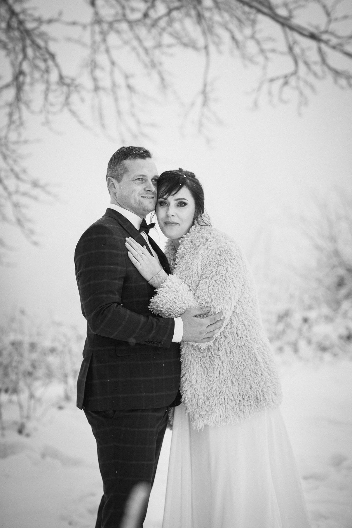 zimowy plener ślubny beskidy, zimowa sesja slubna slask, zimowy plener slubny slask ,plener slubny w beskidach, sesja slubna beskidy, sesja slubna na rownicy, plener slubny na rownicy, fotografia slubna zywiec, zdjecia slubne zywiec, plener slubny beskidy, fotografia slubna slask, fotograf na slub slask, zdjecia slubne slask, fotografia slubna bielsko, zdjecia slubne bielsko, fotografowie slubni, dwoch fotografow na slub, www.magiaobrazu.com,