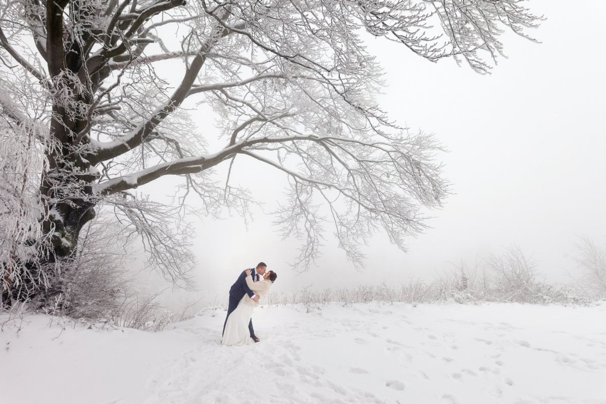 zimowy plener ślubny beskidy, zimowa sesja slubna slask, zimowy plener slubny slask ,plener slubny w beskidach, sesja slubna beskidy, sesja slubna na rownicy, plener slubny na rownicy, fotografia slubna zywiec, zdjecia slubne zywiec, plener slubny beskidy, fotografia slubna slask, fotograf na slub slask, zdjecia slubne slask, fotografia slubna bielsko, zdjecia slubne bielsko, fotografowie slubni, dwoch fotografow na slub, www.magiaobrazu.com,