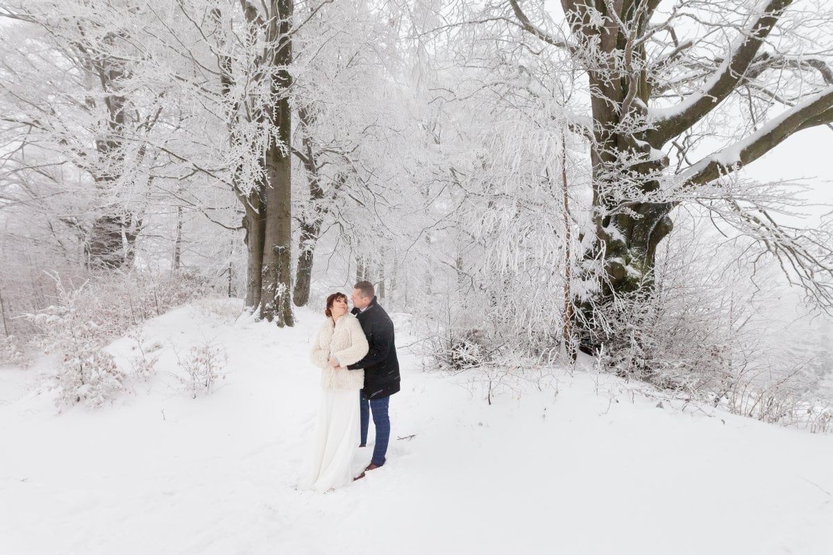 zimowy plener ślubny beskidy, zimowa sesja slubna slask, zimowy plener slubny slask ,plener slubny w beskidach, sesja slubna beskidy, sesja slubna na rownicy, plener slubny na rownicy, fotografia slubna zywiec, zdjecia slubne zywiec, plener slubny beskidy, fotografia slubna slask, fotograf na slub slask, zdjecia slubne slask, fotografia slubna bielsko, zdjecia slubne bielsko, fotografowie slubni, dwoch fotografow na slub, www.magiaobrazu.com,