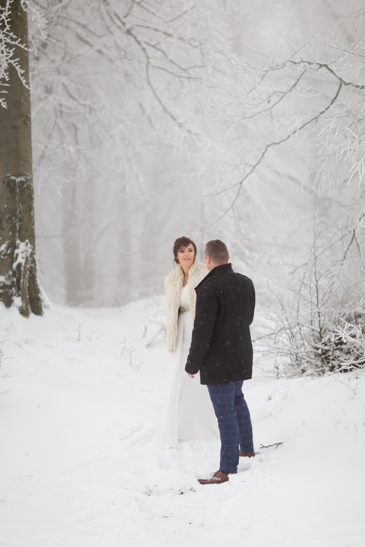 zimowy plener ślubny beskidy, zimowa sesja slubna slask, zimowy plener slubny slask ,plener slubny w beskidach, sesja slubna beskidy, sesja slubna na rownicy, plener slubny na rownicy, fotografia slubna zywiec, zdjecia slubne zywiec, plener slubny beskidy, fotografia slubna slask, fotograf na slub slask, zdjecia slubne slask, fotografia slubna bielsko, zdjecia slubne bielsko, fotografowie slubni, dwoch fotografow na slub, www.magiaobrazu.com,