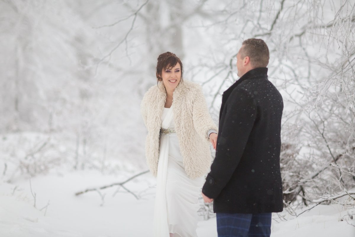 zimowy plener ślubny beskidy, zimowa sesja slubna slask, zimowy plener slubny slask ,plener slubny w beskidach, sesja slubna beskidy, sesja slubna na rownicy, plener slubny na rownicy, fotografia slubna zywiec, zdjecia slubne zywiec, plener slubny beskidy, fotografia slubna slask, fotograf na slub slask, zdjecia slubne slask, fotografia slubna bielsko, zdjecia slubne bielsko, fotografowie slubni, dwoch fotografow na slub, www.magiaobrazu.com,