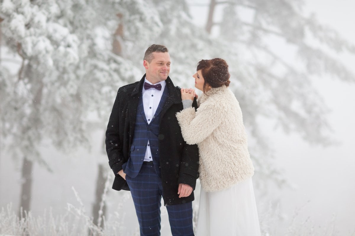 zimowy plener ślubny beskidy, zimowa sesja slubna slask, zimowy plener slubny slask ,plener slubny w beskidach, sesja slubna beskidy, sesja slubna na rownicy, plener slubny na rownicy, fotografia slubna zywiec, zdjecia slubne zywiec, plener slubny beskidy, fotografia slubna slask, fotograf na slub slask, zdjecia slubne slask, fotografia slubna bielsko, zdjecia slubne bielsko, fotografowie slubni, dwoch fotografow na slub, www.magiaobrazu.com,